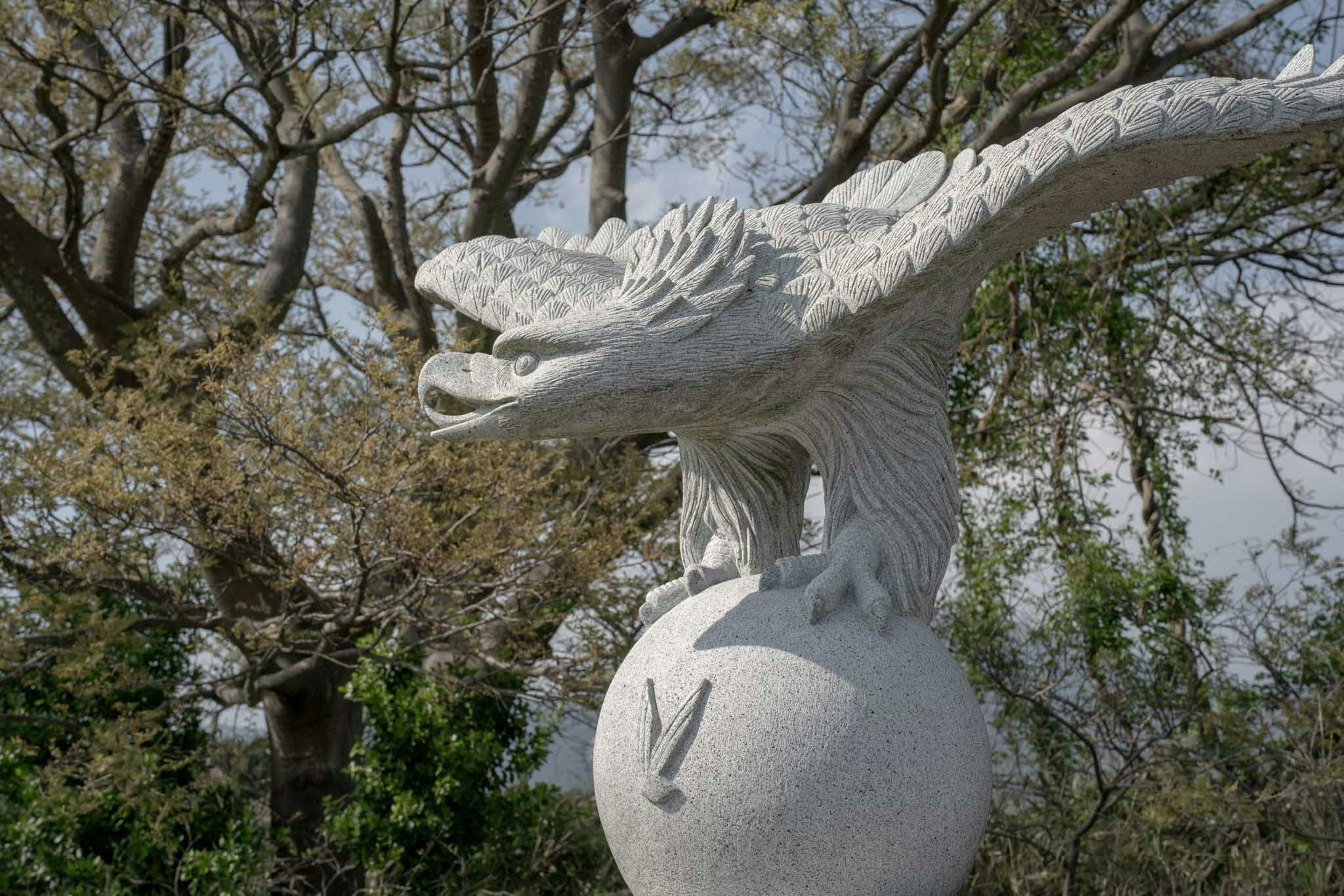 愛鷹メモリアルガーデンのシンボルである愛鷹像の画像